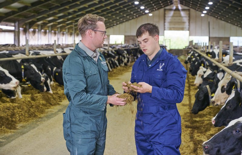 Adviseur Sander Rühl en bedrijfsleider Kees de Boer sturen het rantsoen constant bij.