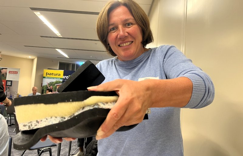 Petra Ertl van Kraiburg toont de veerkracht van het vernieuwde koematras.