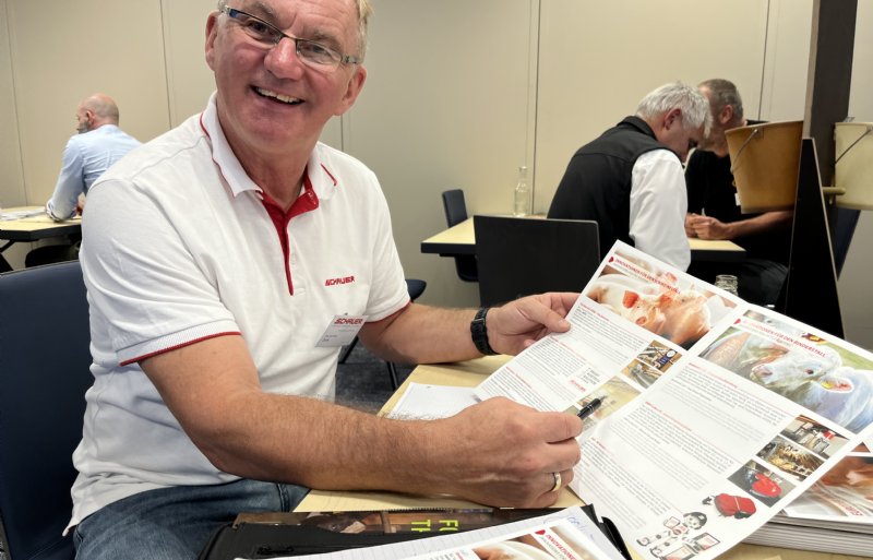 Verkoper Karl-Heinz Denk vertelt dat Schauer \de afzetmarkt in Nederland interessant vindt.
