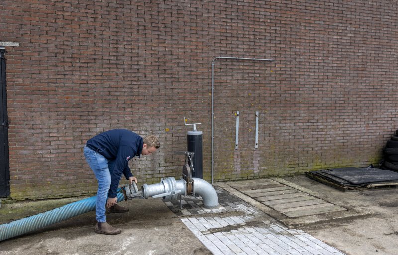 Diko Doornenbal: ‘We hebben van de stal naar de mestsilo honderd meter PVC pijp ingegraven.' Zo kan de mest makkelijk van de stal naar de silo gepompt worden zonder slangen die over het erf heen liggen.