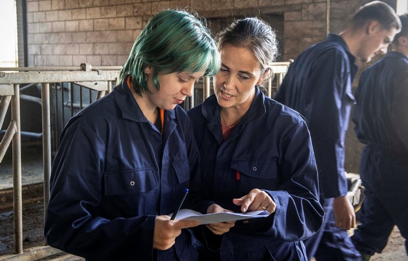 Curio-student Roxenne van der Ploeg in overleg met docent Linda van Son.