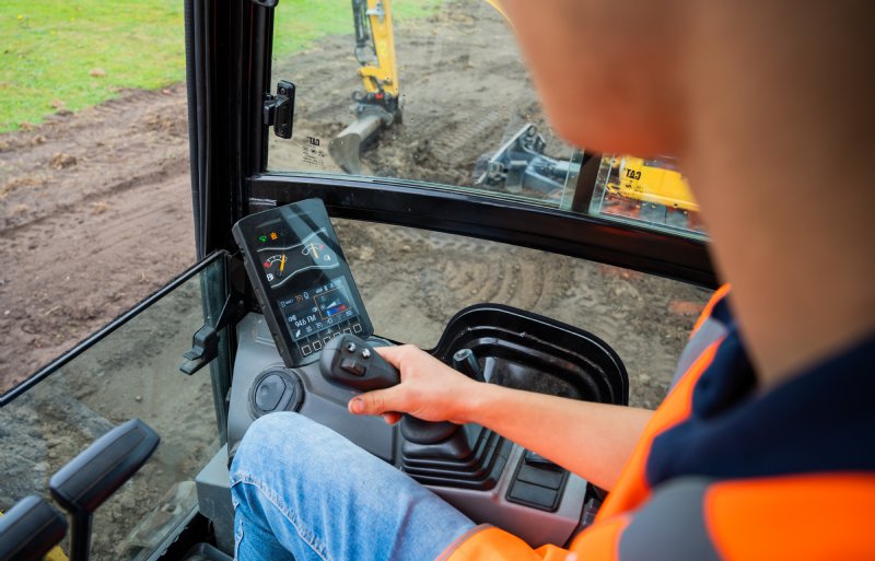 Een leerling van het Zone.college aan de slag met technologie in een graafmachine.