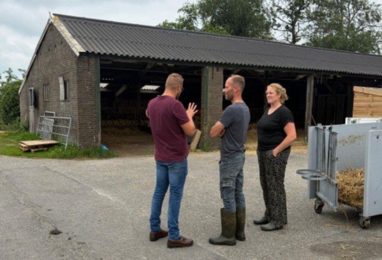Arie de Heer samen met Peter en Wietske Galama voor de jongveeschuur.