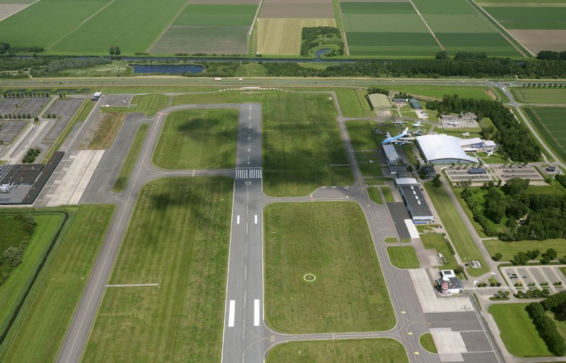 Het Flevolandse Lelystad Airport is omgeven door agrarische percelen.