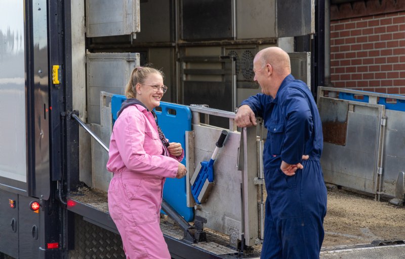 Contact met de varkenshouders is erg belangrijk. Stoverink maakt tijd voor een praatje.