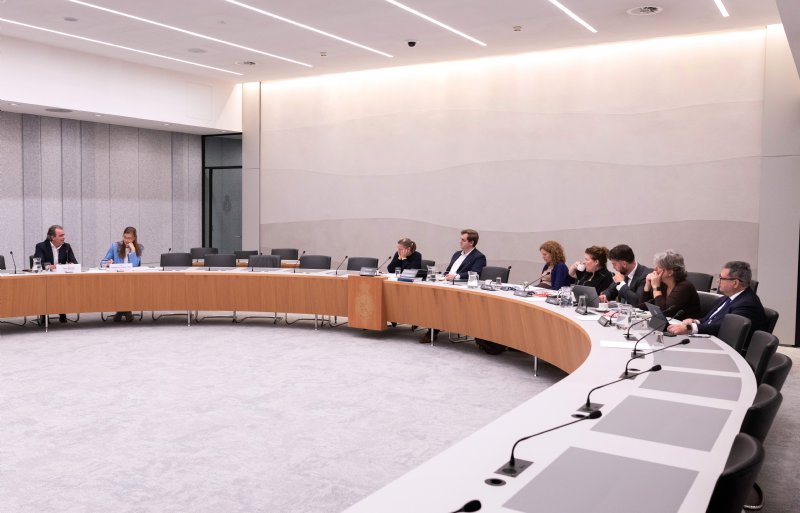 Oscar Meuffels (Royal A-ware) en Paulette van Ommen-Kian (Lidl) in gesprek met Kamerleden tijdens de rondetafel biologische landbouw.