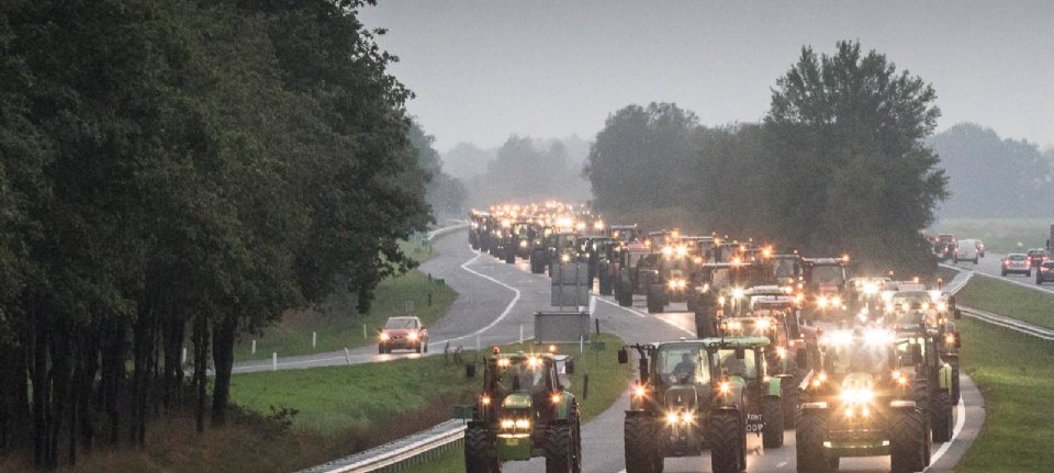 Landwirte besetzen mehrere Autobahnen im ganzen Land