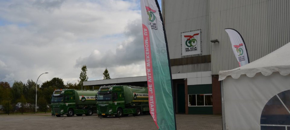 De Valk Wekerom levert vanaf nu voer met dierlijk eiwit - Nieuwe Oogst