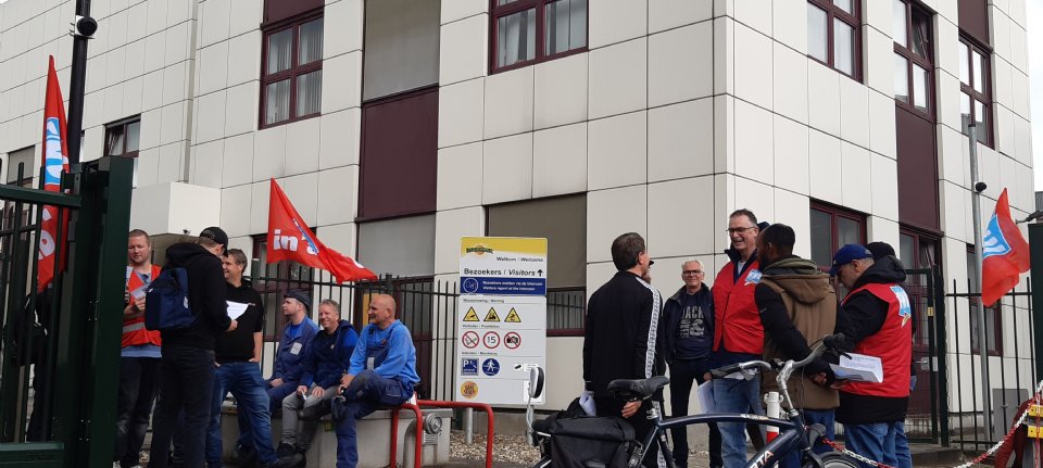 De vakbond FNV zet de stakingen bij zuivelverwerkers door. Maandagavond leggen…