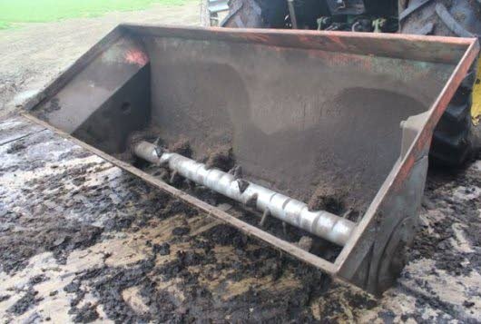 Oude voerbak wordt compoststrooier